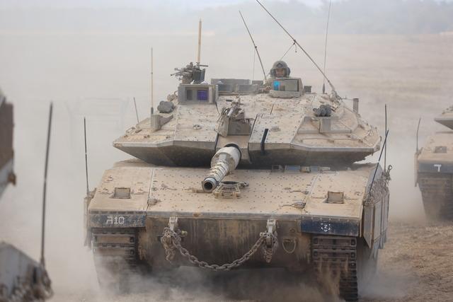 AA-20231013-32389970-32389940-ISRAIL_GAZZE_SINIRINA_TANK_VE_ZIRHLI_ARAC_SEVKIYATINI_ARTIRDI