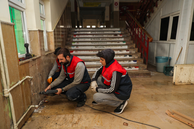 Meslek lisesi öğrencileri okullardaki arızaları gideriyor