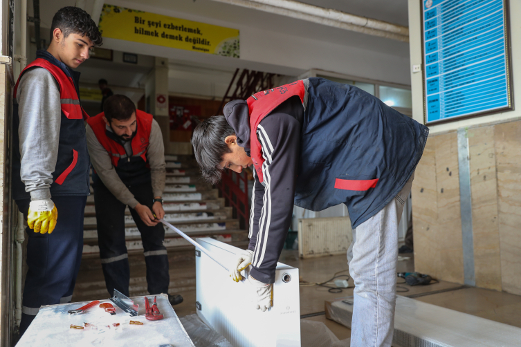 Meslek lisesi öğrencileri okullardaki arızaları gideriyor