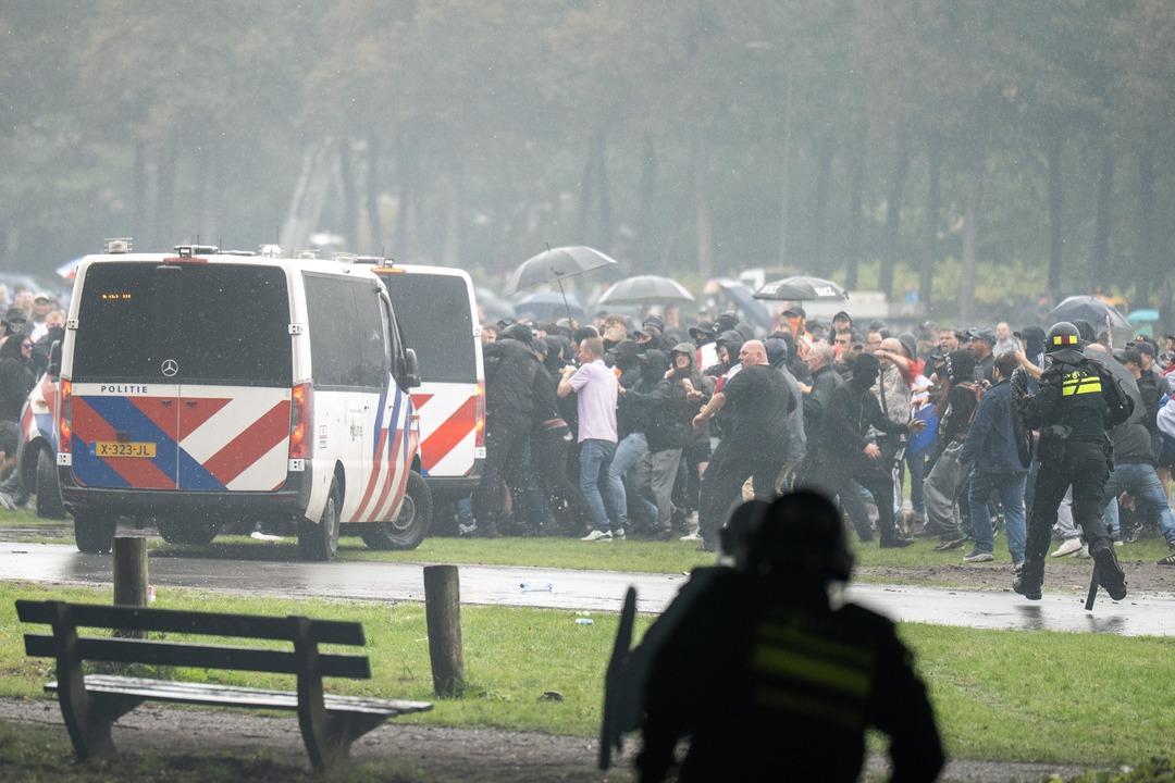 Hollanda kafası karıştı! Göç karşıtı olaylarda, göstericiler polisle çarpıştı 2