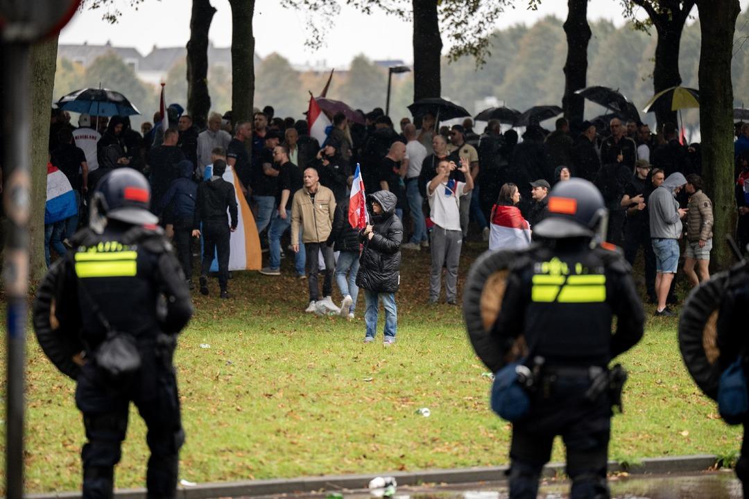 Hollanda kafası karıştı! Göçmenlik karşıtı olaylarda, göstericiler polisle çarpıştı 4